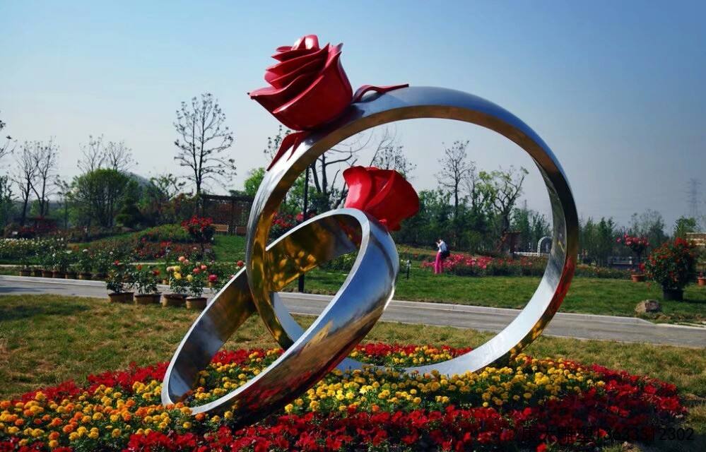 不銹鋼雕塑的特點(diǎn)有哪些？如何進(jìn)行設(shè)計(jì)制作？